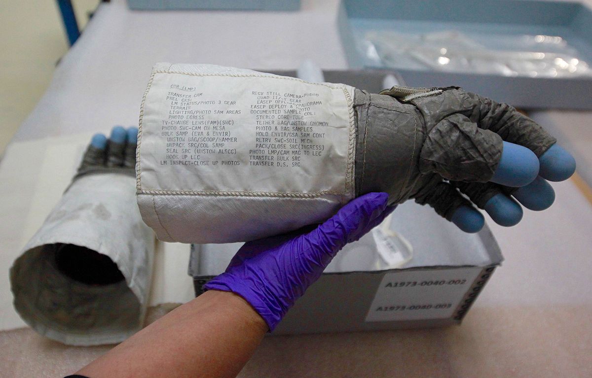 Lunar glove