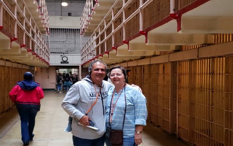 caminando-dentro-de-las-celdas-de-la-prisiвn-de-Alcatraz